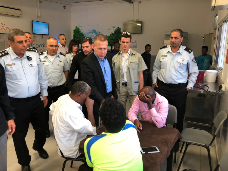 השר ארדן בסיור במתקן 'חולות'. צילום: באדיבות המשטרה השר ארדן בסיור במתקן 'חולות'. צילום: באדיבות המשטרה
