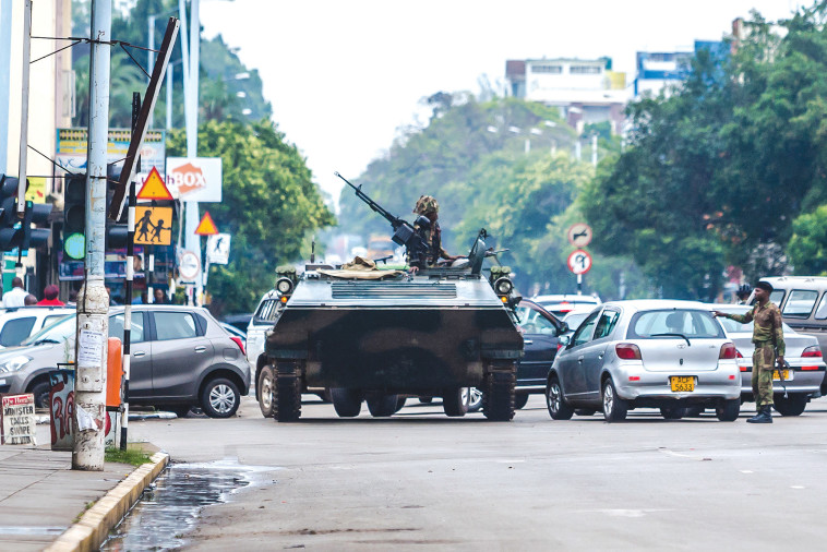 כוחות הצבא בזימבבואה תופסים פיקוד. צילום: AFP
