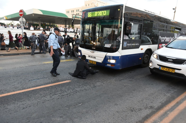 מפגין חוסם את הכביש בגופו. צילום: קובי ריכטר/TPS