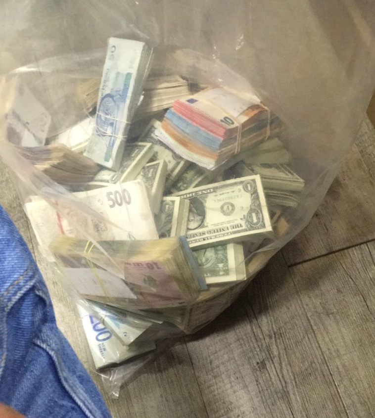 הכסף שנתפס. צילום: דוברות משטרה