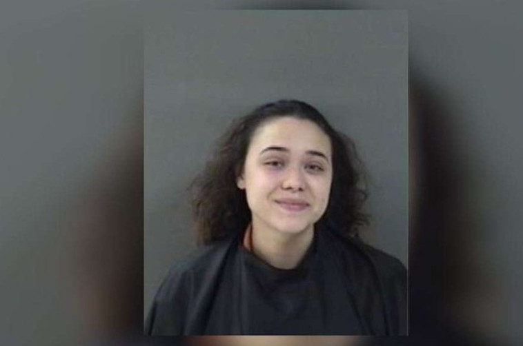 הבת הסוררת בתמונת מעצר. צילום מסך