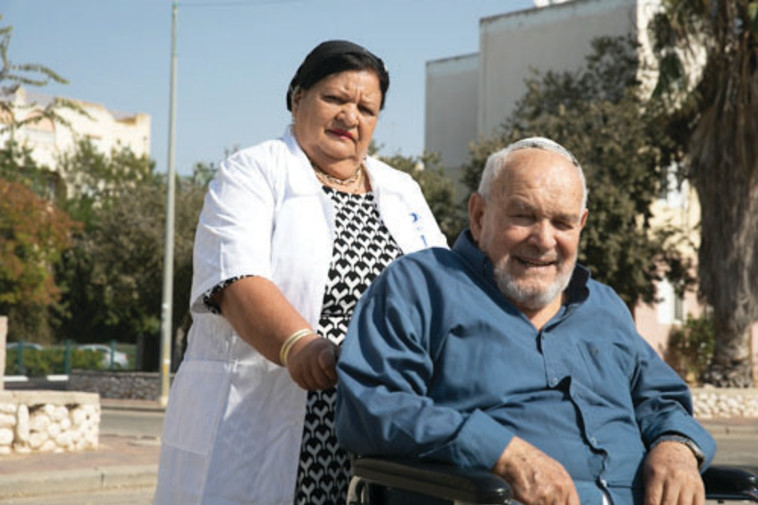 מרים כהן עם הקשיש יצחק כהן. צילום: דיאגו מיטלברג מרים כהן עם הקשיש יצחק כהן. צילום: דיאגו מיטלברג