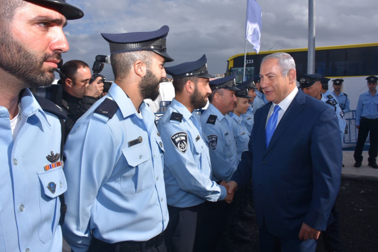 נתניהו עם השוטרים. צילום: קובי גדעון, לע&quot;מ 
