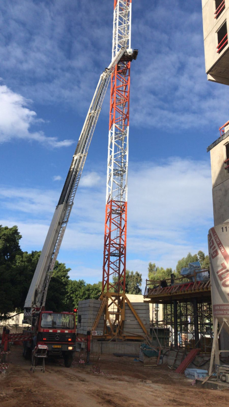 המנוף בהרצליה, היום. צילום: כבאות והצלה 