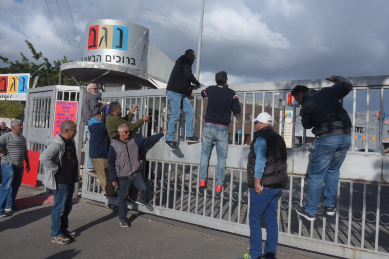 עובדי נגב קרמיקה מפגינים נגד סגירת המפעל. צילום: אבשלום ששוני