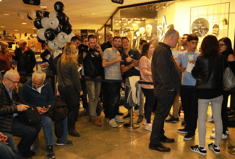 התור אמש לקניית אייפון X. צילום: אבישי פינקלשטיין