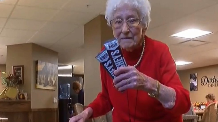 מייבל סמית' והשוקולד האהוב עליה. צילום מסך