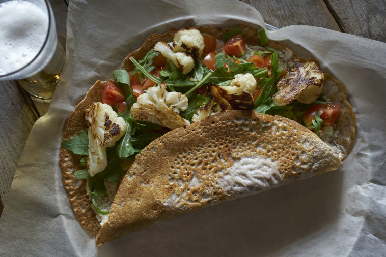 קרפ כוסמת עם קרם קשיו של &quot;גודנס&quot;. צילום: אנטולי מיכאלו