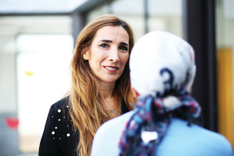 &quot;צריך להסתגל להכל מחדש&quot;. המנכ&quot;לית יעל גולד והדיירת שרון