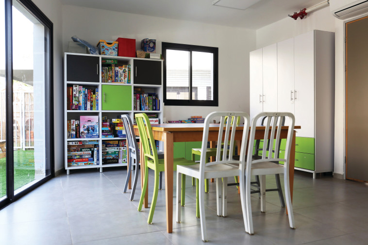 בכל חדר שולחן קטן ובחלקם טלוויזיה. צילום: אריאל בשור