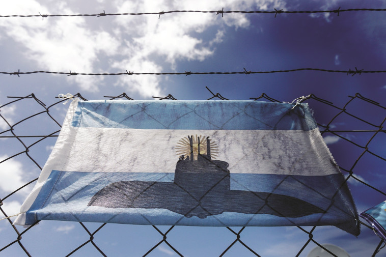 הדגל הארגנטינאי על גדר הבסיס הימי במאר דל פלאטה. צילום: רויטרס