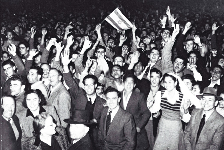 חגיגות בתל אביב בכ&quot;ט בנובמבר. צילום: הנס פין ,לע&quot;מ