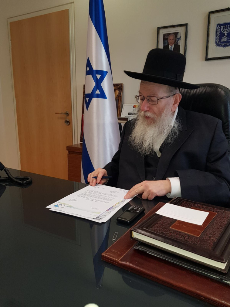 יעקב ליצמן חותם על מכתב ההתפטרות יעקב ליצמן חותם על מכתב ההתפטרות