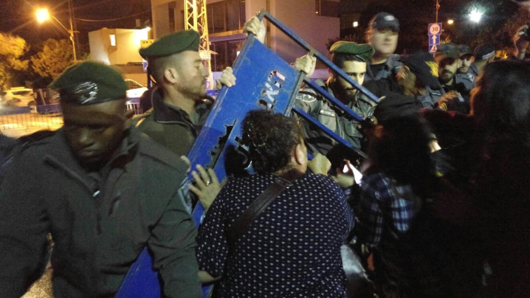 &quot;מלחמה בין יסמ&quot;ניקים לבין זקנות בנות 70&quot;, צילום: דניאל כהן