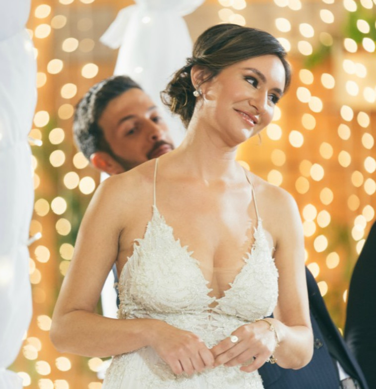 אלי ומיקאלה: החיוכים הנבוכים, שפת הגוף והריקוד המשותף שלהם נראים ממש אותנטיים. צילום מסך