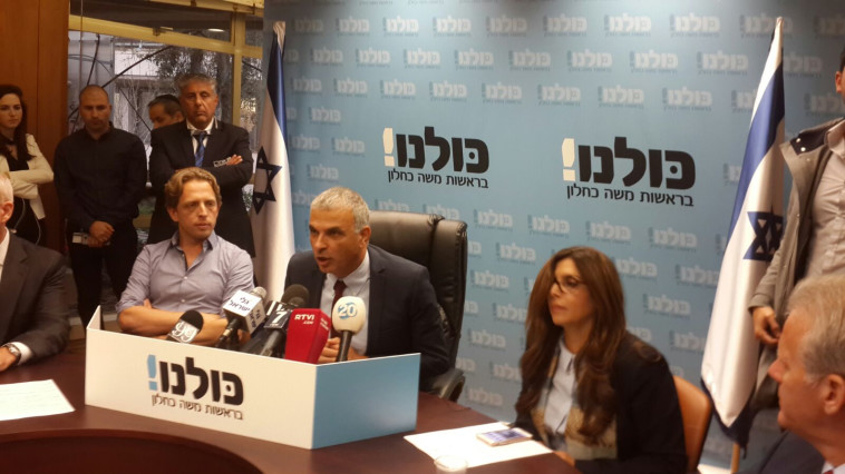 אנשיו מביטים במצור התקשורתי מסביב ולא מאמינים שכל זה נגדם. כחלון. צילום:  אריק בנדר