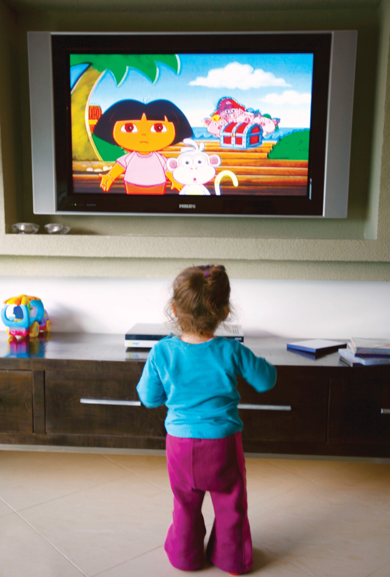 ילדה צופה בטלוויזיה. צילום: מרים אלסטר, פלאש 90