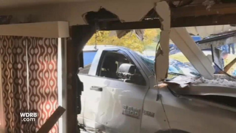 נזק כבד נגרם לבית בשל ההתנגשות. צילום מסך