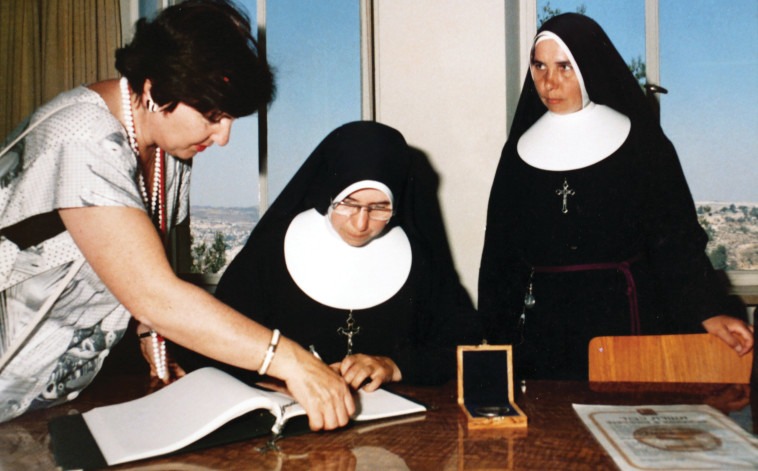 הכרה מאוחרת. באלינט ונזירות המסדר הפרנציסקני המקבלות את אות  חסידי אומות העולם. צילום ורפרודוקציה: אריאל בשור