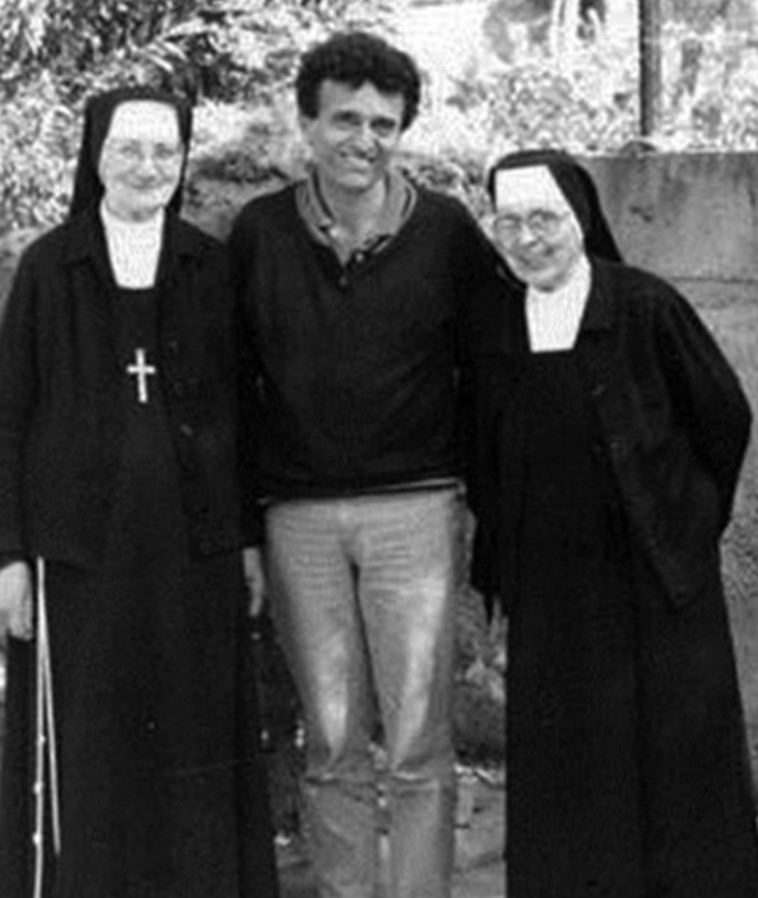 פגישה מאוחרת. אלבחרי עם שתי הנזירות ששהה עמן במנזר בילדותו. צילום: אלבום פרטי