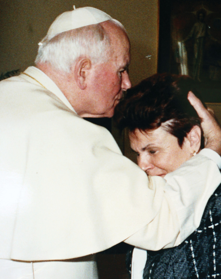 נשיקה מאוחרת. אברוצקי והאפיפיור יוחנן פאולוס השני