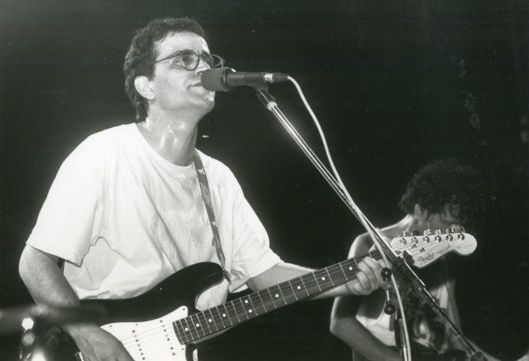 אהוד בנאי והפליטים. צלם : צביקה ישראלי 