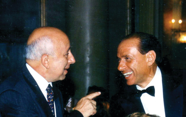&quot;בא אלי הביתה ולמחרת הודיע שהוא מקים קואליציה&quot;. עם ברלוסקוני. צילום: טונינו מוצ'י