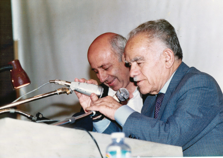 "בשתיים בצהריים הולכים הביתה לאכול ולנוח ובארבע חוזרים למשרד". עם שמיר. צילום: לע"מ "בשתיים בצהריים הולכים הביתה לאכול ולנוח ובארבע חוזרים למשרד". עם שמיר. צילום: לע"מ