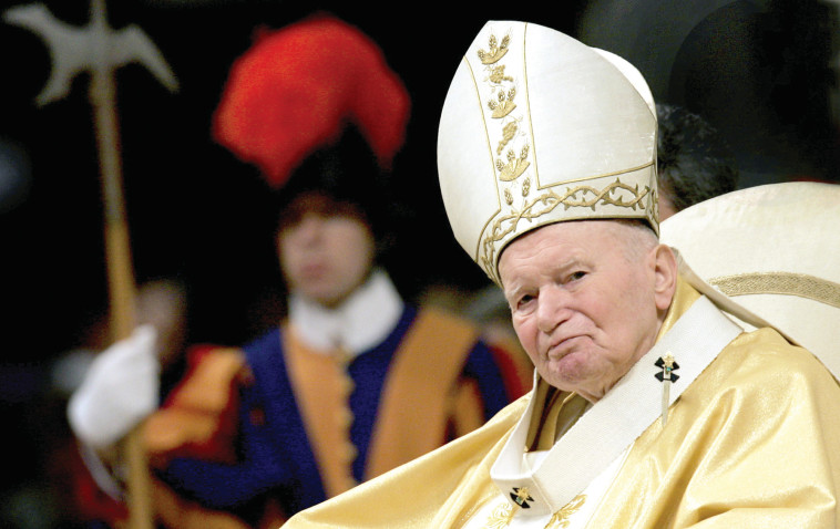 &quot;מבט חודר, הוא נכנס לקישקע שלך. כמו היפנוזה&quot;. יוחנן פאולוס השני. צילום: רויטרס