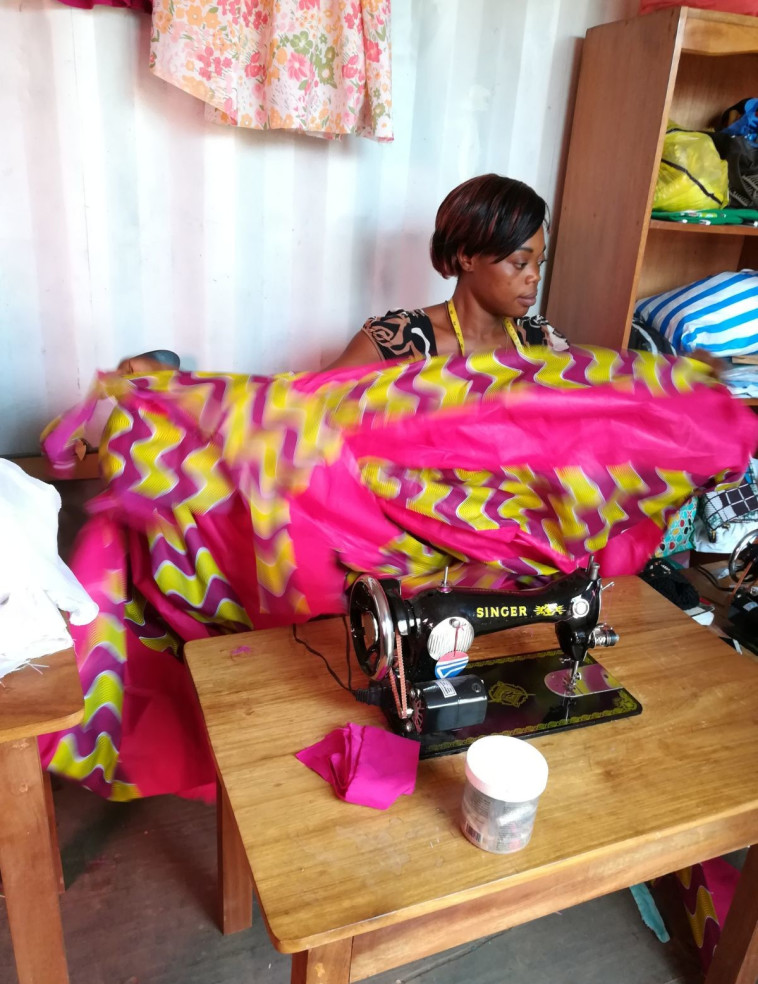 מכונות התפירה שנתרמו בסיוע השגרירות. צילום: יניר קוזין