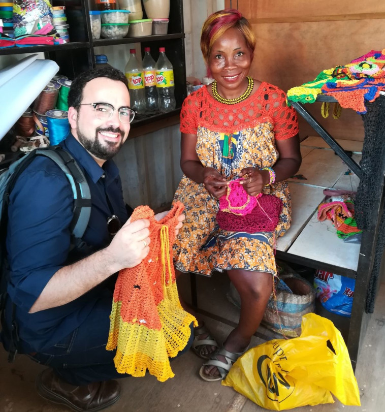 שליח &quot;מעריב אונליין&quot; עם מקומית בקמרון. צילום: יניר קוזין