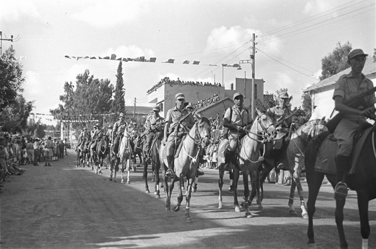 יחידת הפרשים של חטיבת גבעתי במצעד ברחובות. צילום: פרד צסניק, באדיבות ארכיון צה&quot;ל במשרד הביטחון