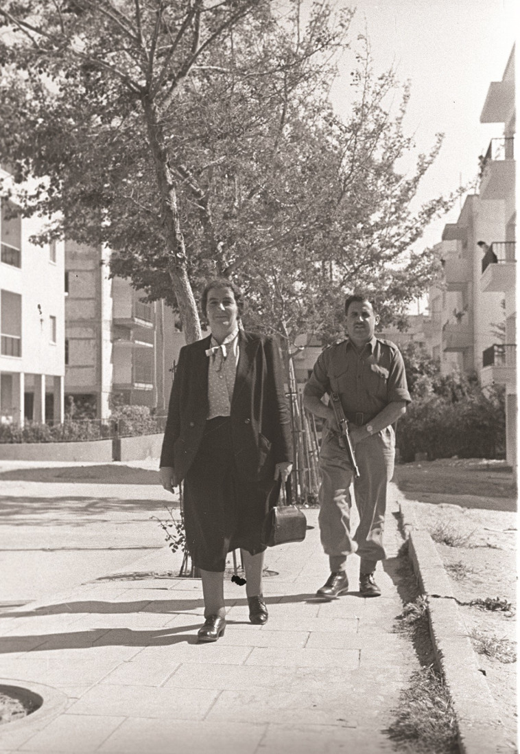 גולדה ומאבטחה ברחוב בתל אביב. צילום: פרד צסניק, באדיבות ארכיון צה&quot;ל במשרד הביטחון