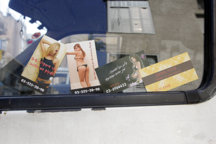 מראה לא נדיר על מכוניות בתל אביב. כרטיסי ביקור לשירותי עיסוי צילום: רענן כהן