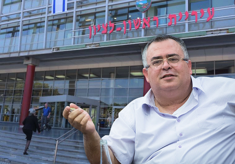 דוד ביטן על רקע עיריית ראשל&quot;צ. צילום: פלאש 90, אבשלום ששוני