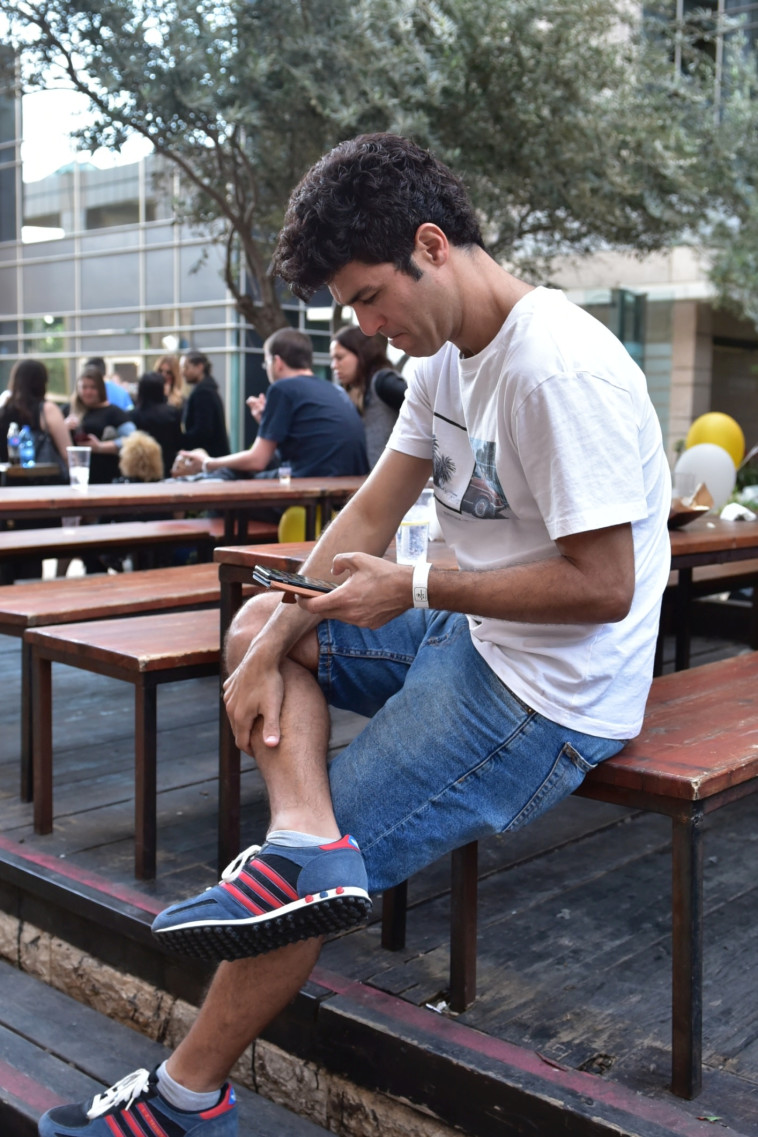 עם מי הוא מתכתב?