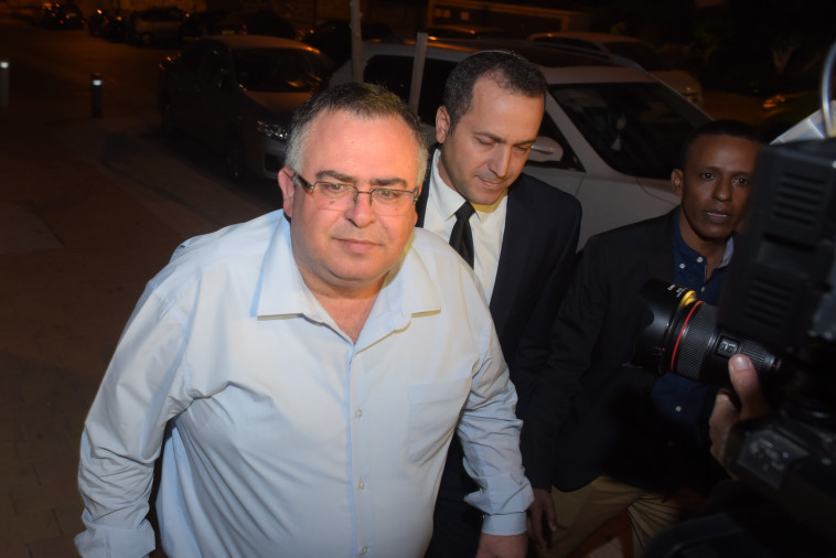 דוד ביטן ביציאה מחקירה. צילום: אבשלום ששוני 