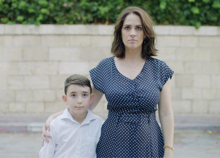 טלי שרון עם צ'רטקוב ב&quot;חוטים&quot;. צלם : עומר לוטן, יח&quot;צ 