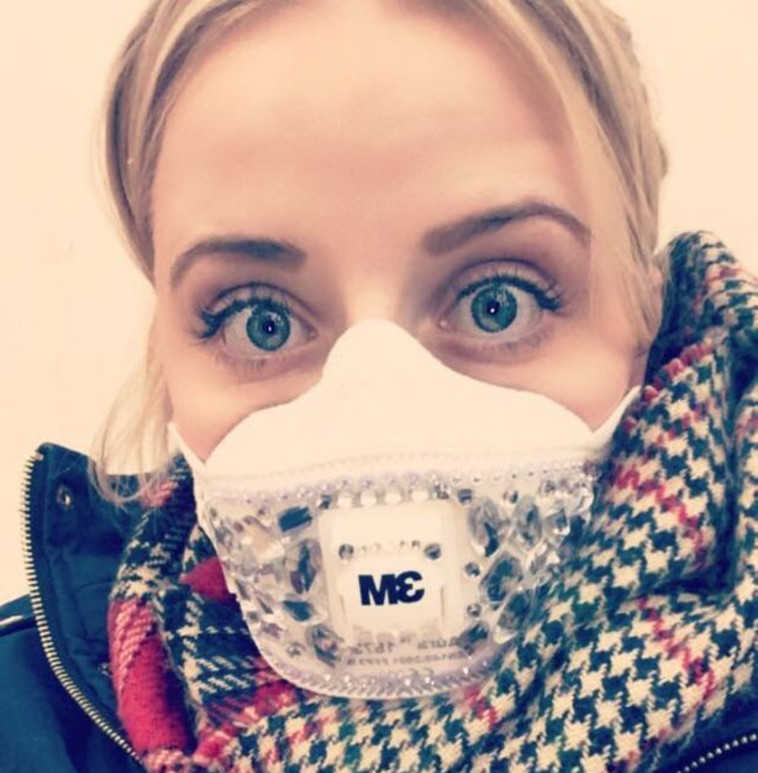 לא עוזבת את הבית בלעדיה. האנה אוונס והמסכה המיוחדת, צילום מסך