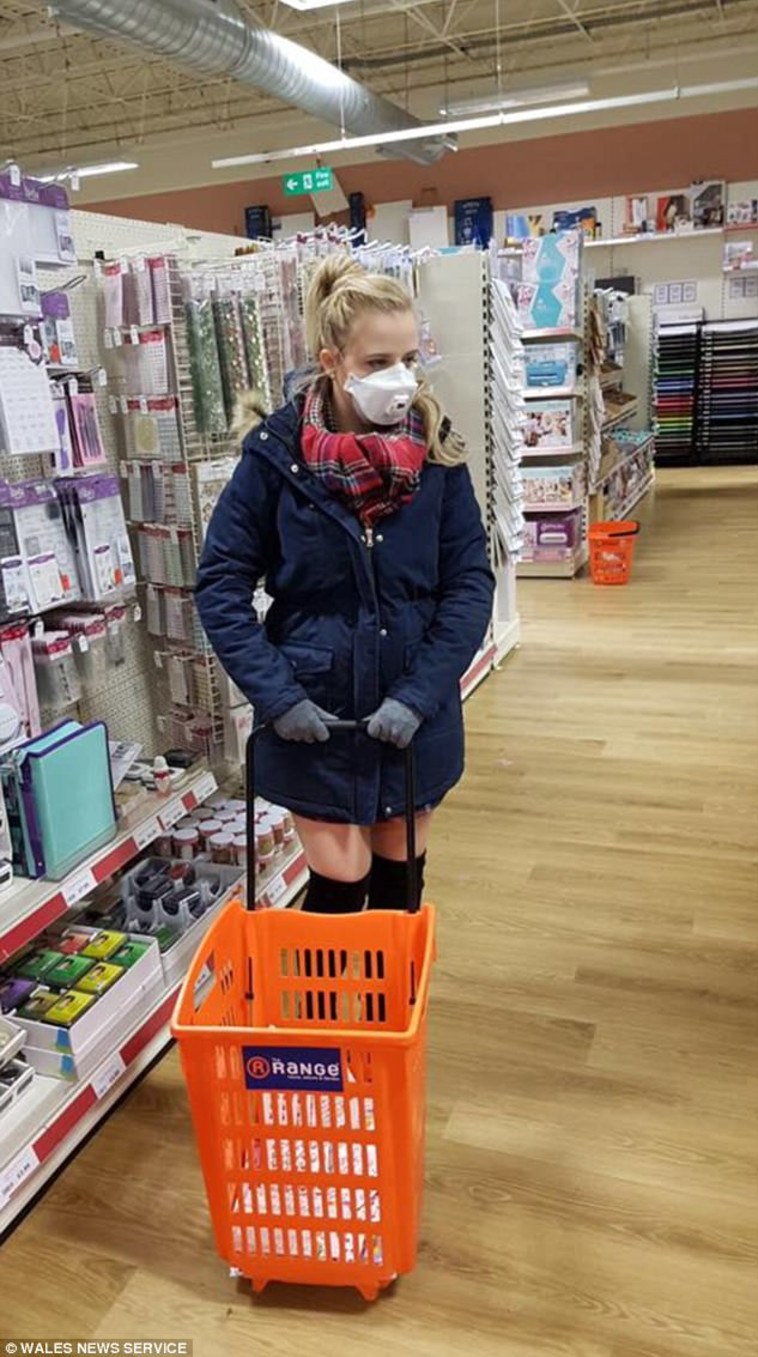 אנשים משוכנעים שיש לה מחלה מדבקת. האנה אוונס, צילום מסך