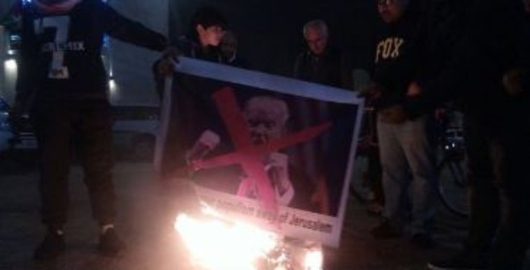 פלסטינים שורפים את תמונת טראמפ בעקבות ההכרזה הצפויה