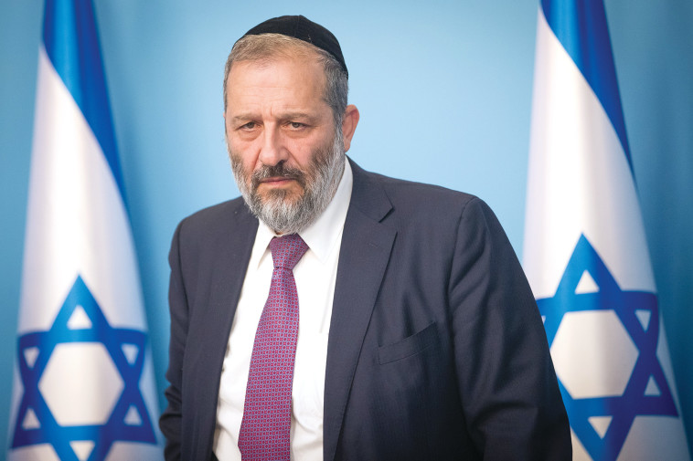 הפגין בקיאות בנושא האזנות הסתר נגדו. השר אריה דרעי, צילום: יונתן זינדל, פלאש 90 הפגין בקיאות בנושא האזנות הסתר נגדו. השר אריה דרעי, צילום: יונתן זינדל, פלאש 90