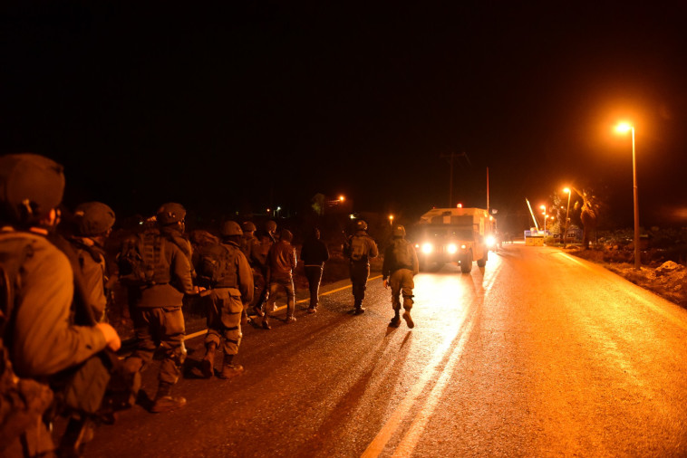 מעצר החשודים. צילום: דובר צה&quot;ל