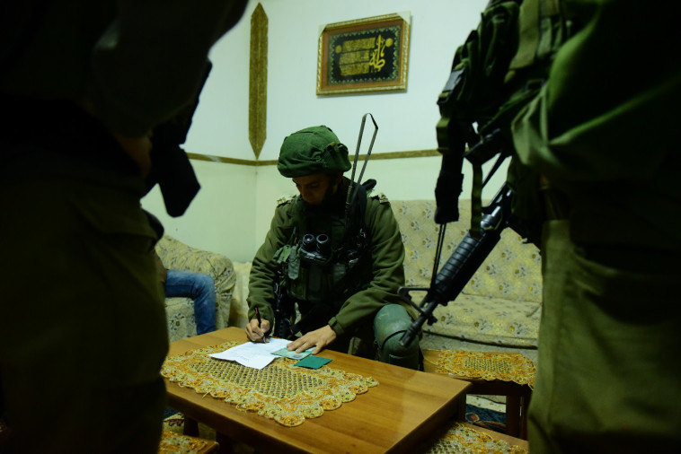 מעצר החשודים. צילום: דובר צה&quot;ל