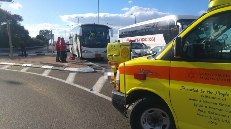 התאונה בכביש 4, הבוקר. צילום: דוברות מד&quot;א שרון