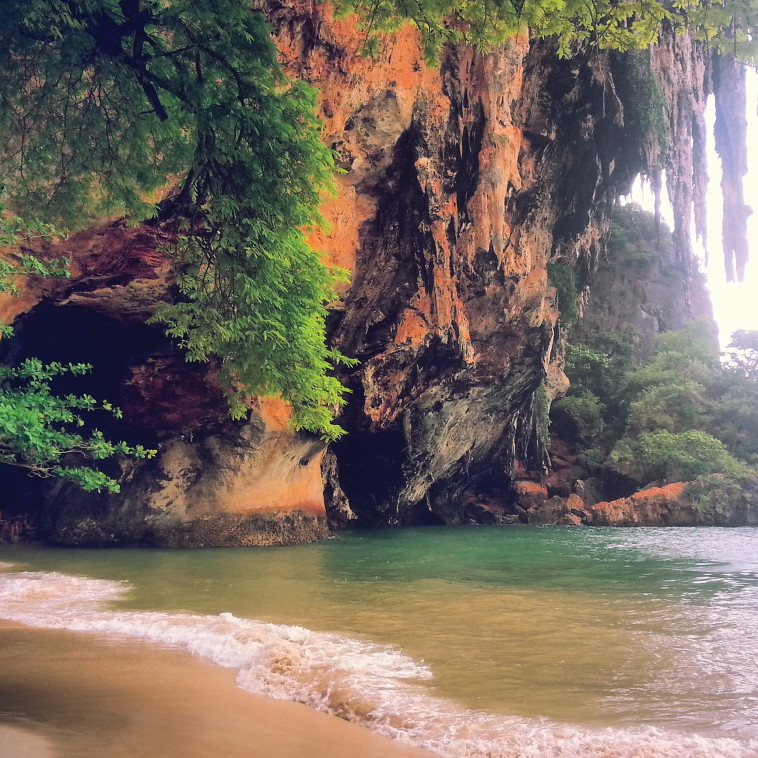 מקום עלייה לרגל. מצוקים בריילי ביץ'. צילום: עינת אוליבייר