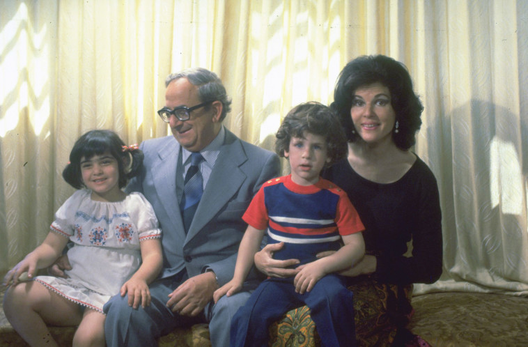 יצחק נבון ומשפחתו. צלם : יעקב סער, לע&quot;מ 