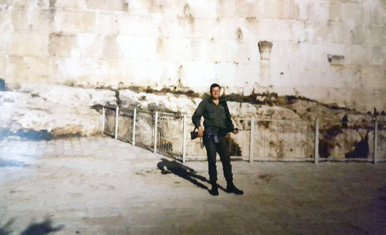 האב יצחק ביטון ז"ל בכותל המערבי . צילום: באדיבות המשפחה האב יצחק ביטון ז"ל בכותל המערבי . צילום: באדיבות המשפחה