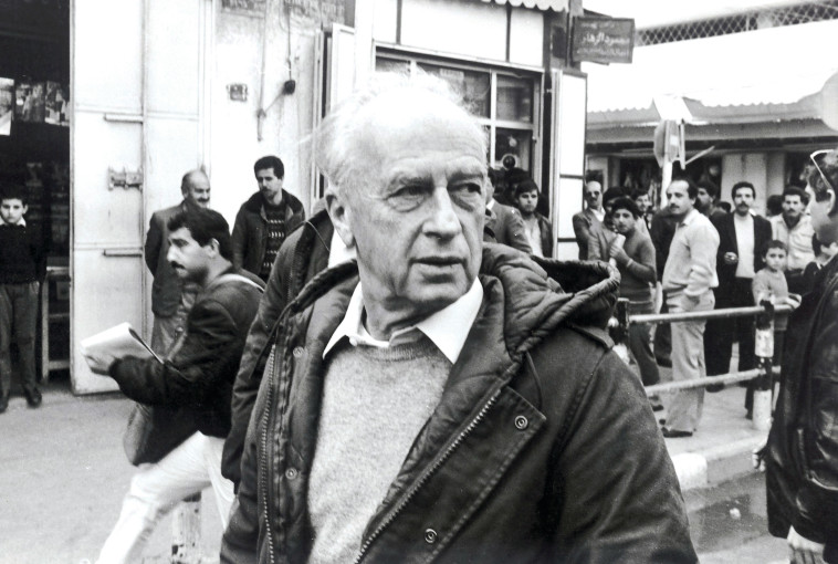 רבין מבקר בעזה במהלך האינתיפאדה. צילום: במחנה