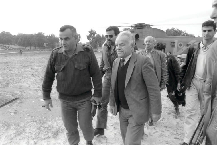 יצחק שמיר בביקור ברצועה. צילום: מגי איילון, לע&quot;מ